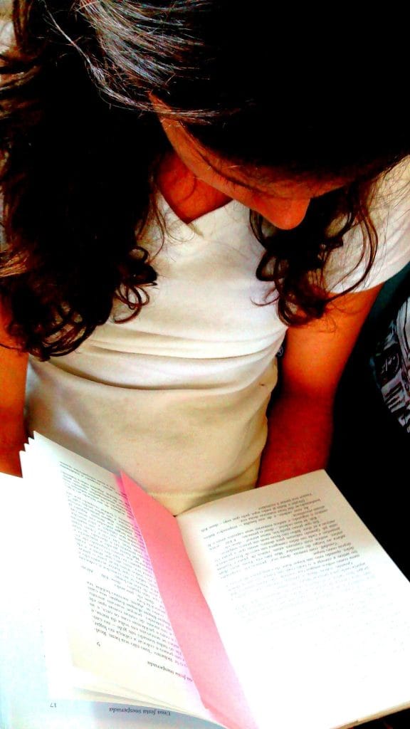 livros para pré-adolescentes leitura pré-adolescente Gigi lendo