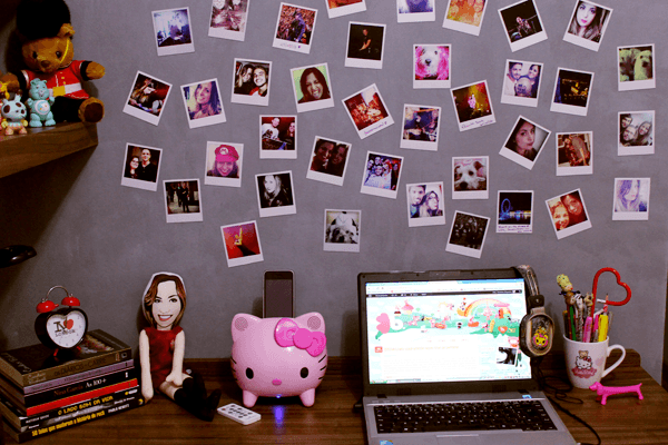 Quarto teen feminino como organizar um mural de fotos com painel magnético