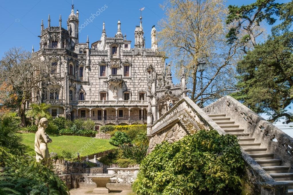 Palácio da Quinta da Regaleira em Sintra com fachada antiga cheia de detalhes em pedra rodeado por jardins e escadarias, cenário ideal para adolescentes explorarem recantos misteriosos em passeio perto de Lisboa | 10 melhores passeios para adolescentes em Lisboa #5