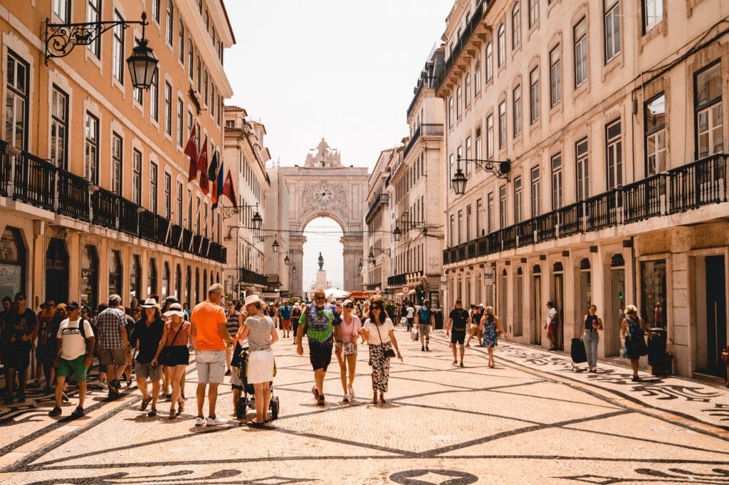 Rua movimentada da Baixa de Lisboa com muitos pedestres caminhando sobre calçada portuguesa em direção ao Arco da Rua Augusta
Passeios para Adolescentes em Lisboa rua Augusta cheia de jovens caminhando e comprando em um dia de sol | 10 melhores passeios para adolescentes em Lisboa #9
