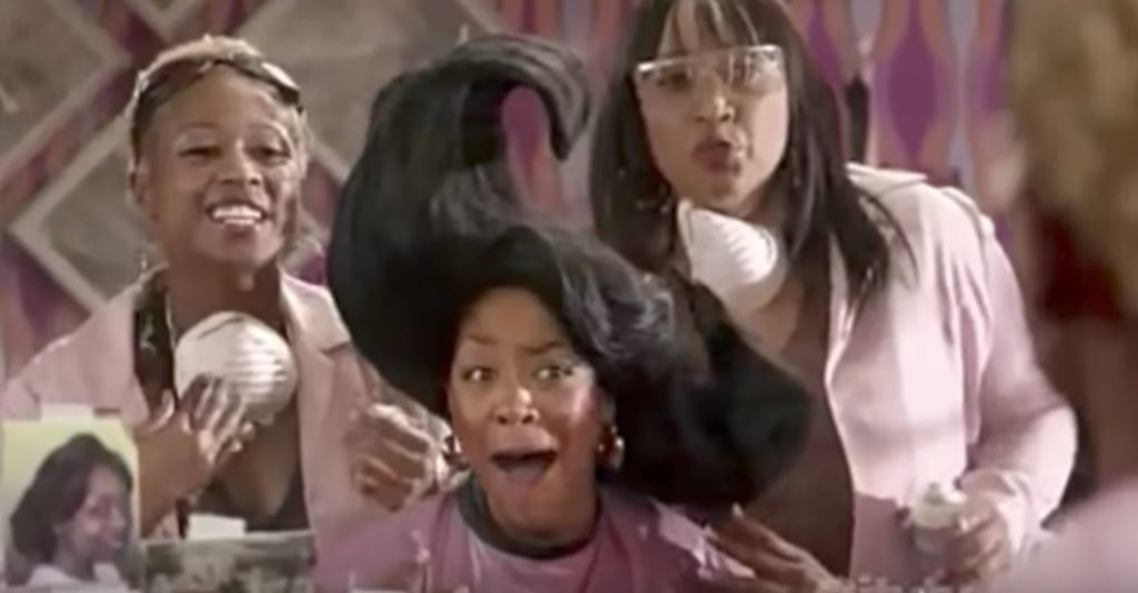 dia do cabelo maluco: na foto, Rochelle, de Todo mundo odeia o Chris, ao centro com duas amigas ao lado, arrumando seu cabelo para o concurso de cabelo