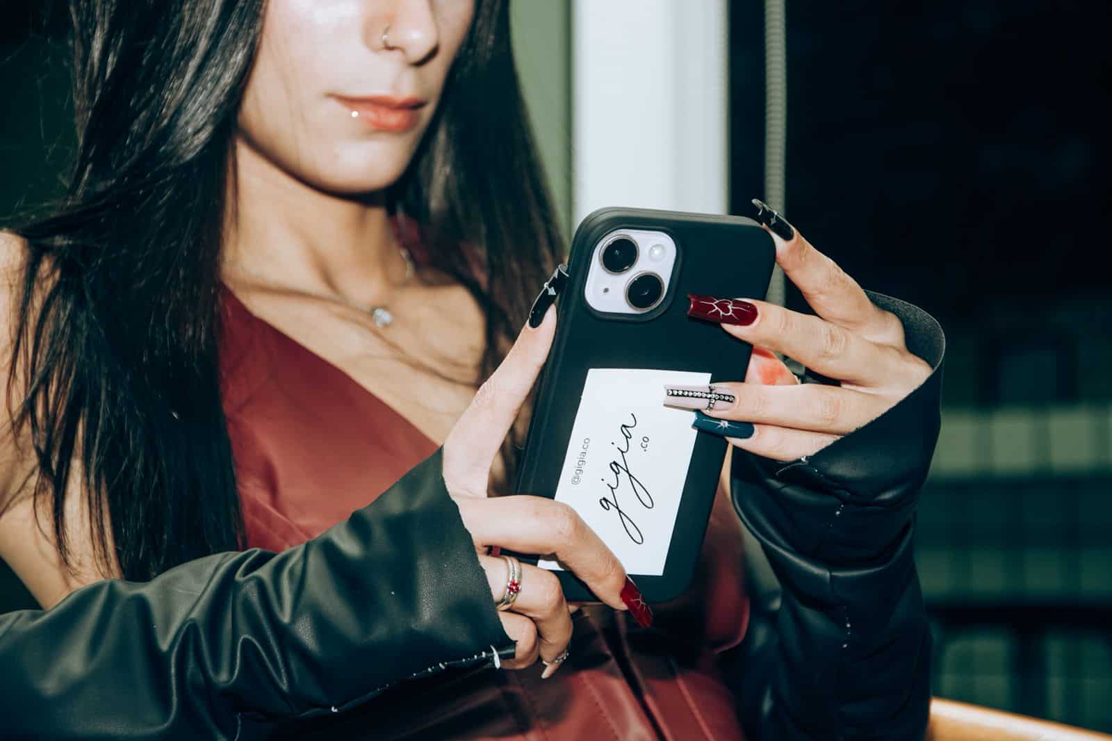 empreendedorismo-jovem-gigi-telemóvel